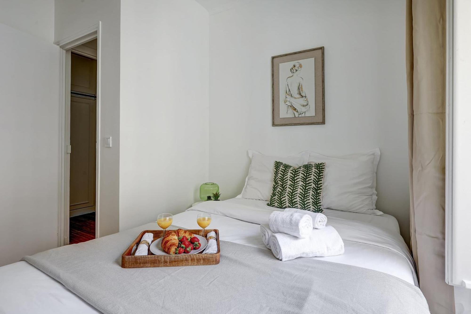 Champs-Elysees - 2Br With Balcony - Cityapartmentstay Paris Exteriör bild
