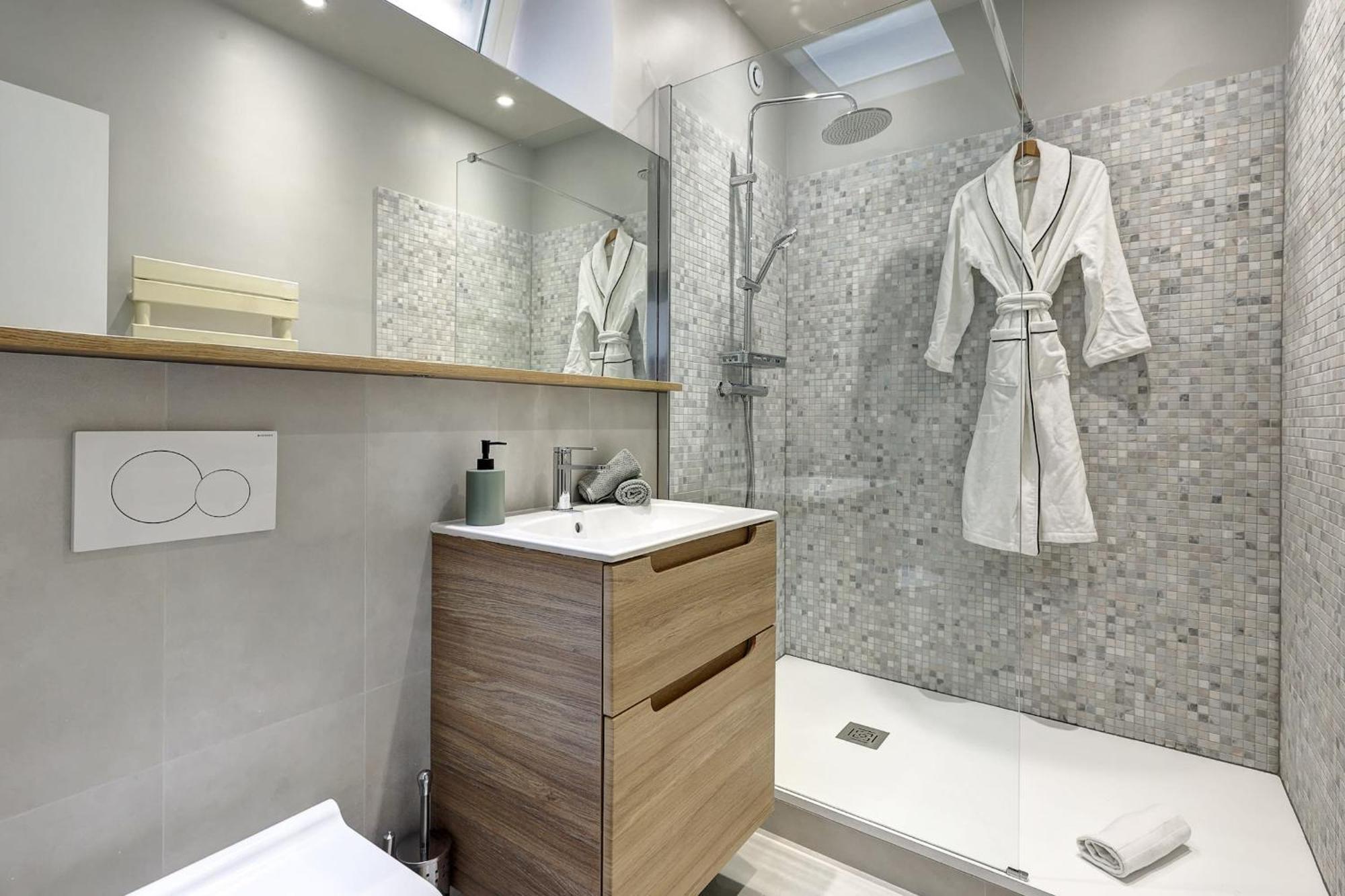 Champs-Elysees - 2Br With Balcony - Cityapartmentstay Paris Exteriör bild
