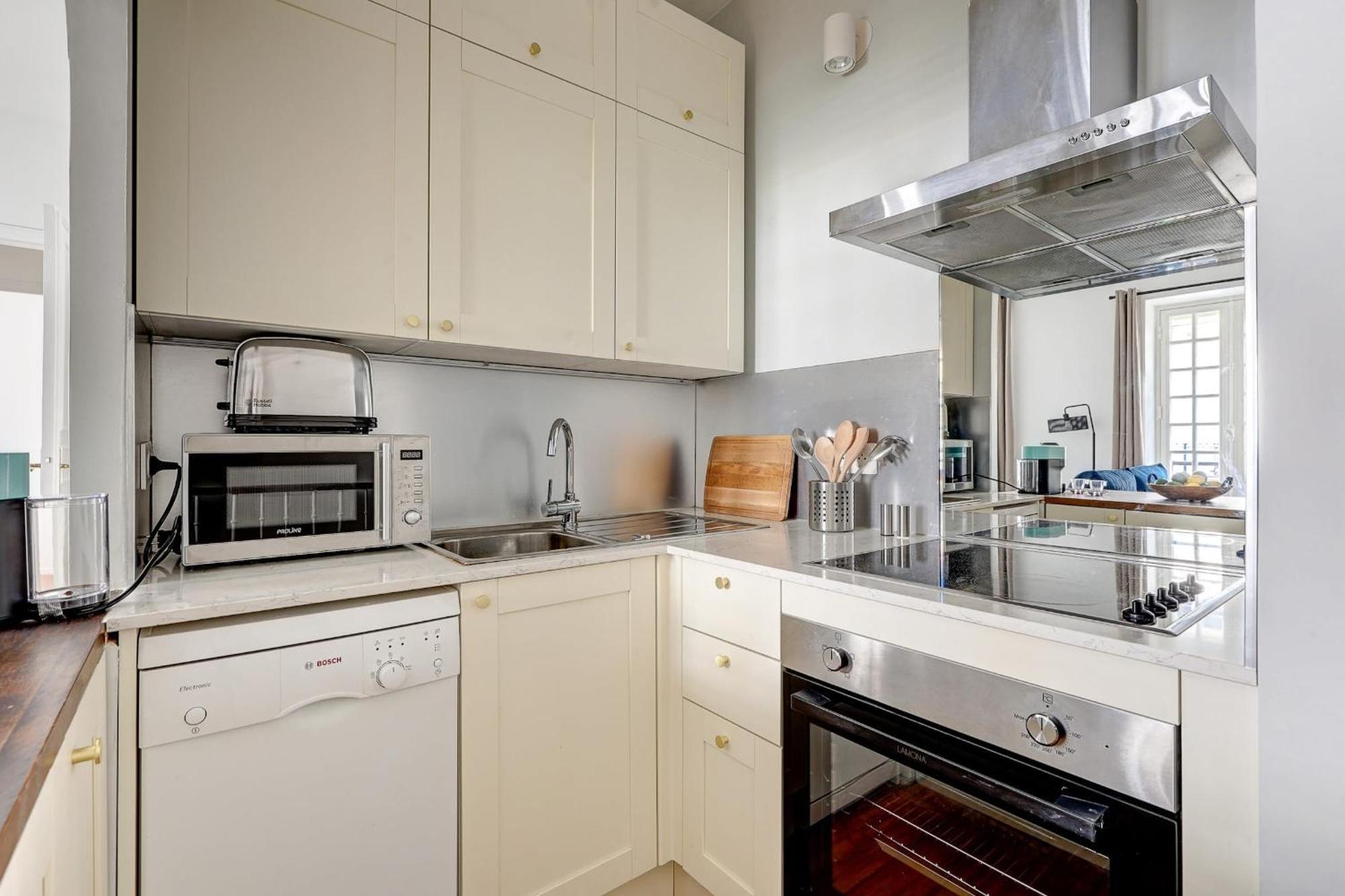 Champs-Elysees - 2Br With Balcony - Cityapartmentstay Paris Exteriör bild